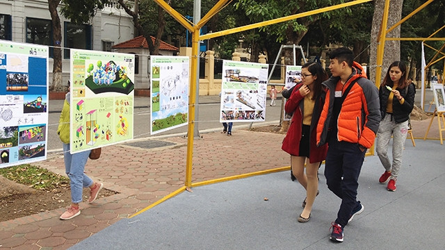 Một triển lãm về kiến trúc được trưng bày tại không gian phố đi bộ bên Hồ Gươm. Ảnh: MINH LÊ