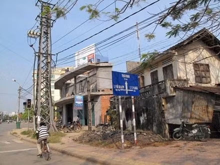 Nhà siêu mỏng xây trên vỉa hè đường Lê Thánh Tôn, TP Quảng Ngãi.