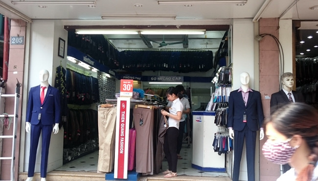 Ngành thời trang Việt Nam đang chịu sức ép khá lớn từ các doanh nghiệp nước ngoài. Trong ảnh: Cửa hàng giới thiệu sản phẩm của Công ty may Việt Tiến tại phố Chùa Bộc, Hà Nội.