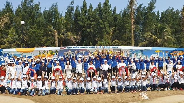 Khánh thành bức tranh dài kỷ lục tại kè bờ biển Linh Trường, Thanh Hóa.