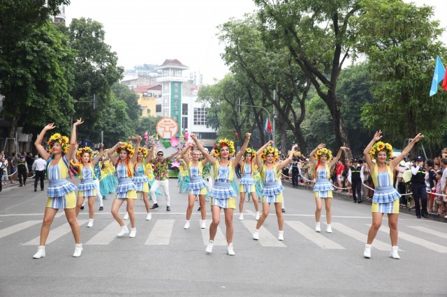 Hoạt động văn hóa, nghệ thuật trên phố đi bộ quanh hồ Hoàn Kiếm.