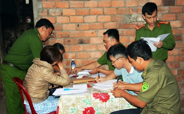 Công an lập biên bản tạm giữ tang vật vụ sản xuất bột ngọt A-one giả.