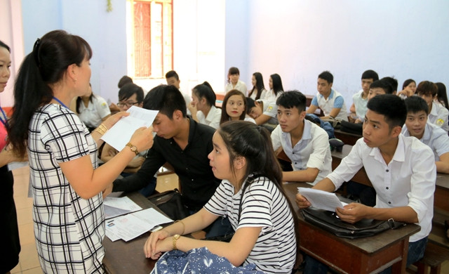 Cán bộ coi thi phổ biến quy chế thi cho thí sinh tại cụm thi do Đại học Huế chủ trì. Ảnh: CÔNG HẬU