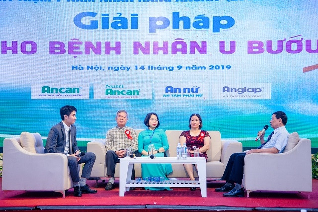 Đại tá, Thầy thuốc ưu tú Phạm Hòa Lan, nguyên Chủ nhiệm khoa Nghiên cứu thuốc trang thiết bị y tế Cục Quân y, Bộ Quốc phòng chia sẻ thông tin với người bệnh.