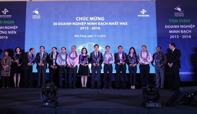 Tổng kết chương trình đánh giá CBTT &MB 2016, Hội nghị đã vinh danh 10 doanh nghiệp tiến bộ nhất trong công bố thông tin và 30 doanh nghiệp minh bạch nhất HNX trong chương trình đánh giá CBTT&MB 2016.