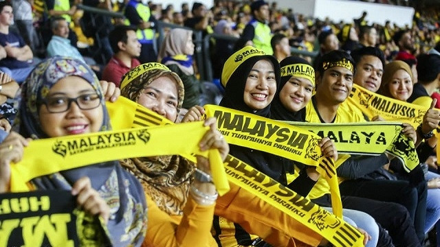 Cổ động viên Malaysia cũng cuồng nhiệt với bóng đá không thua kém người hâm mộ Việt Nam. (Ảnh: FAM)