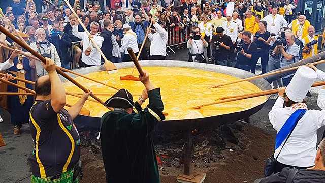 Món trứng ốp-lết khổng lồ