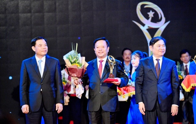 Ông Kuo Ting Hung, Phó Tổng Giám đốc Vedan nhận Giải vàng Chất lượng quốc gia năm 2018 từ Ban tổ chức.