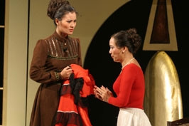 NSND Lê Khanh (vai Nora)
và NS Hoa Thuý (vai Kristine).