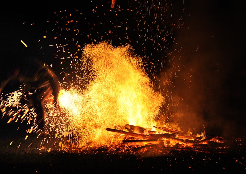 Ngày 16 tháng Giêng hằng năm, đồng bào Pà Thẻn lại tổ chức lễ hội Nhảy lửa sau khi công việc đồng áng kết thúc. Nghi thức Nhảy lửa tương tự như lễ cúng cơm mới của một số dân tộc khác.