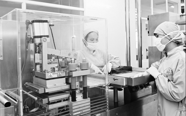 Sản xuất thuốc tại Công ty CP Dược Trung ương mediplantex.            Ảnh: TRUNG HIẾU