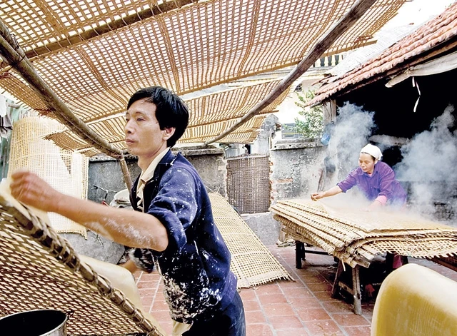 Sản xuất tại làng nghề miến Cự Ðà. Ảnh: Thành Phương