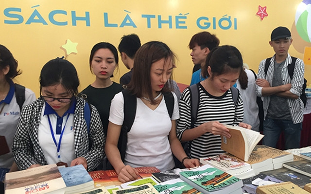 Các bạn trẻ hào hứng tham gia Hội Sách tại Hà Nội. Ảnh: Trịnh Quốc Dũng.