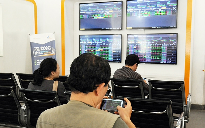 VN-Index trở nên hấp dẫn hơn khi loại bỏ một số cổ phiếu có PE cao và tỷ trọng cao. Ảnh: Ðức Anh