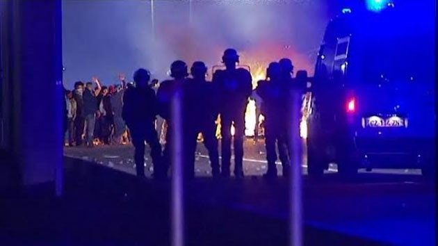 Cảnh sát phải dùng súng hơi cay và vòi rồng để giải tán người tị nạn.