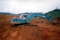 Xe xúc đất hoạt động hết
công suất cả ngày lẫn đêm.