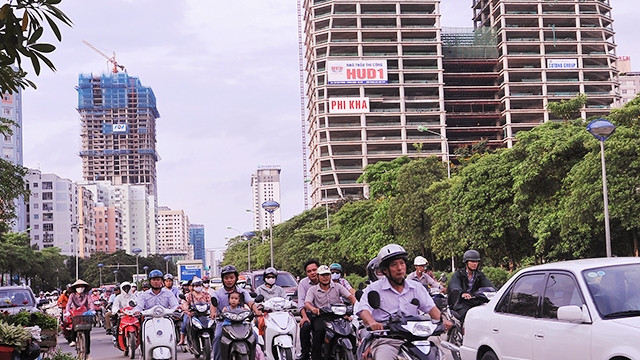 Sự phát triển tràn lan nhà cao tầng kéo theo những vấn nạn tắc đường, ô nhiễm, ngập lụt.