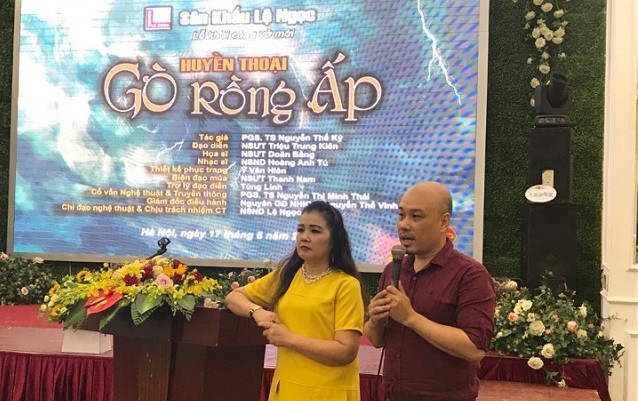 NSND Lệ Ngọc (trái) và đạo diễn - NSƯT Triệu Trung Kiên (phải) giới thiệu về vở diễn.