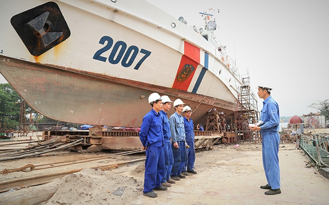 Cán bộ Phân xưởng Vỏ tàu, Nhà máy X46, Cục Kỹ thuật (Quân chủng Hải quân) quán triệt cho công nhân công tác bảo đảm an toàn trong lao động sản xuất.