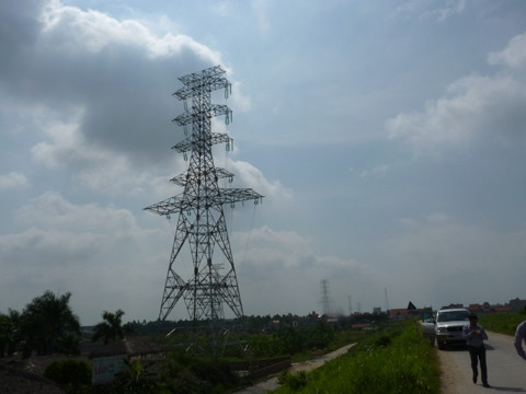 Ðường dây 220 kV Vân Trì - Chèm đoạn qua xã Võng La, huyện Ðông Anh có một số cột vẫn chưa thể kéo dây do vướng mắc trong giải phóng mặt bằng.  Ảnh: NGỌC LOAN