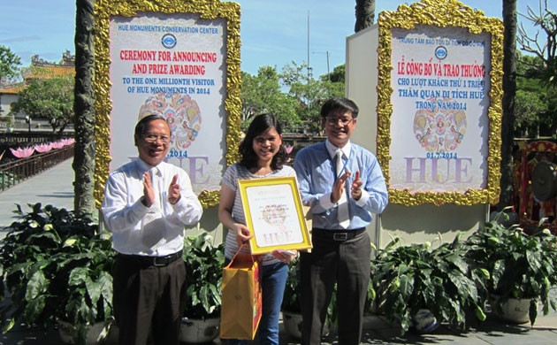 Du khách Hồ Mai Phương (đứng giữ) đến từ Hà Nội nhận quà tặng đặc biệt tại lễ đón