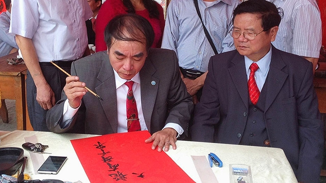 Thầy Minh (bên phải) tham dự hoạt động của Câu lạc bộ Hán Nôm phường Tân Hồng.