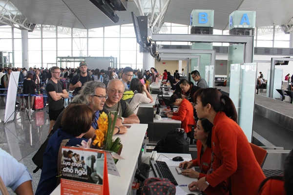 Hành khách làm thủ tục bay.