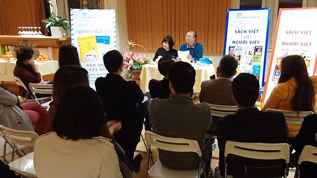 Cùng với TS Nguyễn Thụy Anh, giới thiệu tác phẩm “Cảm ơn người lớn” của nhà văn Nguyễn Nhật Ánh và trao đổi về “Sách Việt cho người Việt” (tại một CLB Khiêu vũ, chợ Sa Pa, Praha (Cộng hòa Séc), ngày 1