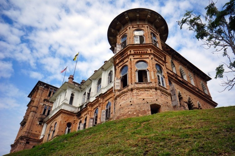 Ipoh (Perak) là một trong những thành phố cổ đông dân nhất Malaysia. Nơi đây thu hút du khách với thiên nhiên tuyệt đẹp, nền văn hóa đa chủng tộc, những công trình kiến trúc Pháp thế kỷ 19...