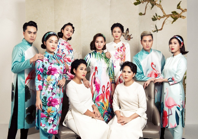 Tà áo dài tôn thêm vẻ đẹp của phụ nữ Việt Nam.