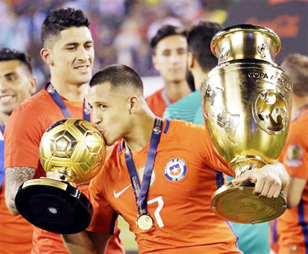 Tiền đạo Xan-chét (Chi-lê) với Quả bóng vàng và Cúp vô địch Copa America 2016.