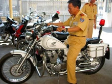 Chiếc xe mẫu đã được nhà thầu
đưa đến Phòng CSGT
chiều 24-5-2005.