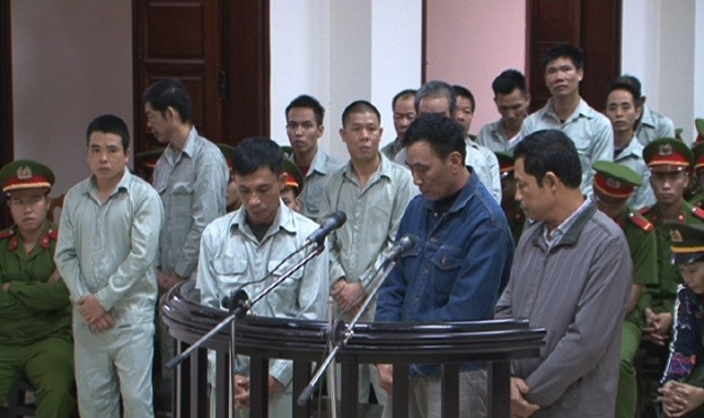 Các đối tượng tại phiên tòa xét xử.