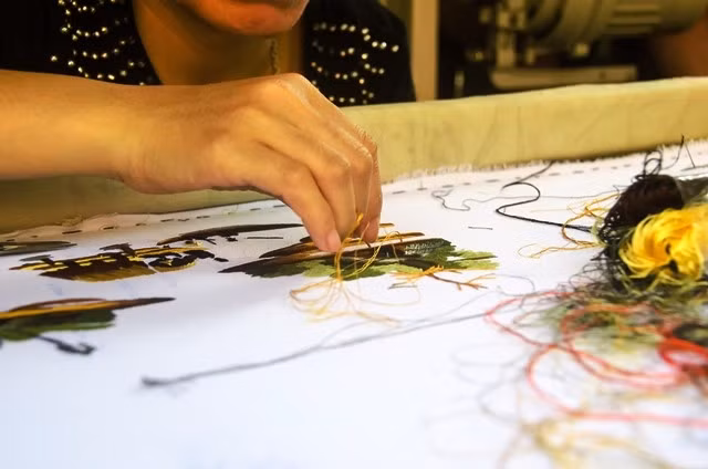 Bàn tay khéo léo của các nghệ nhân thêu.