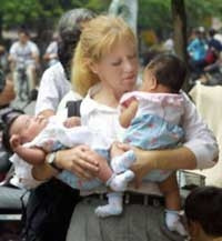 Trẻ em Việt Nam được người nước ngoài nhận làm con nuôi. (Ảnh: AFP)