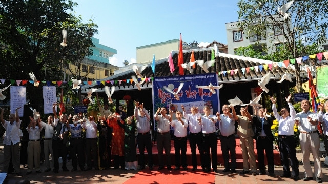 Văn nghệ sĩ Đà Nẵng thả chim bồ câu trắng. 