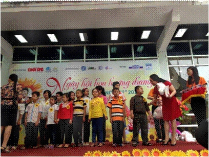 Phòng công tác xã hội của Bệnh viện Nhi Trung ương phối hợp các nhà tài trợ tặng quà cho các bệnh nhi ung thư.