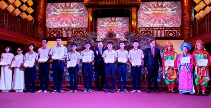 Giáo sư Odon Vallet trao học bổng cho các học sinh, sinh viên.