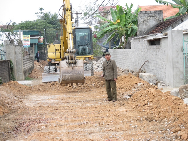 Nhờ khơi dậy sức dân, tuyến đường giao thông nông thôn ở xã Diễn Vạn, huyện Diễn Châu dần hoàn thành.