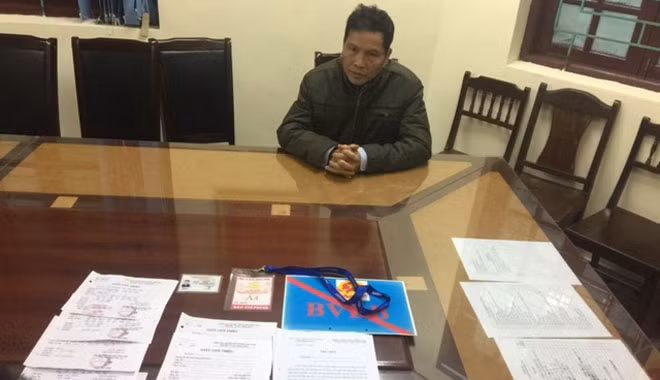 Hồ Xuân Cảnh và các giấy tờ giả mạo.