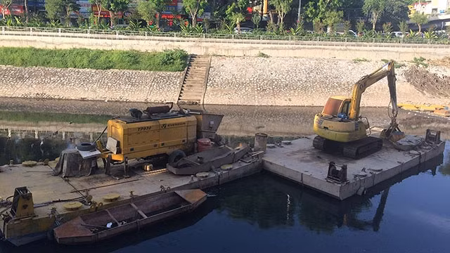 Nạo vét sông Tô Lịch.