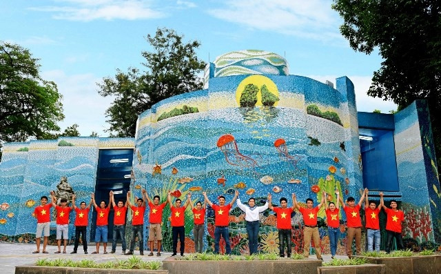 Các thành viên Công ty Nghệ thuật Tân Hà Nội với công trình gắn gốm Nhà Gương ngay sau khi hoàn thành.