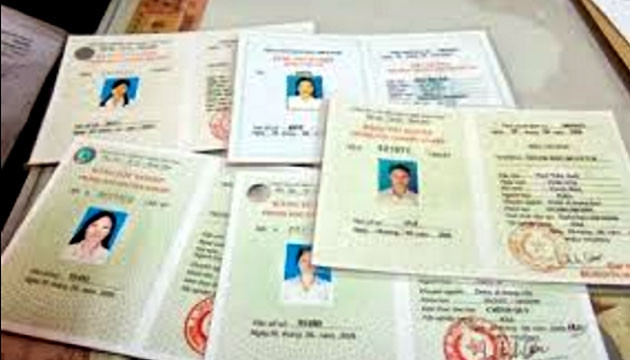 Mọi người nên cảnh giác và tố giác những hành vi của các đối tượng làm bằng giả. (Ảnh minh họa)