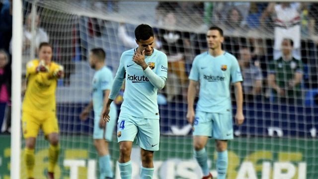 Hàng thủ mắc khá nhiều lỗi dẫn tới năm bàn thua khiến hàng công dù ghi tới bốn bàn cũng không thể giúp Barca nuôi tiếp mộng bất bại toàn mùa giải.
