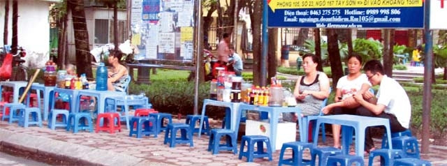 Hàng nước bày bán trên vườn hoa trước cổng Trường đại học Công đoàn, phố Tây Sơn.