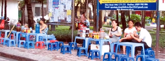 Hàng nước bày bán trên vườn hoa trước cổng Trường đại học Công đoàn, phố Tây Sơn.