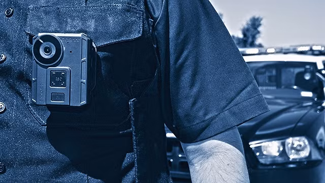 Thiết bị Focus H1 gắn trên người cảnh sát. Ảnh: COBANTECH