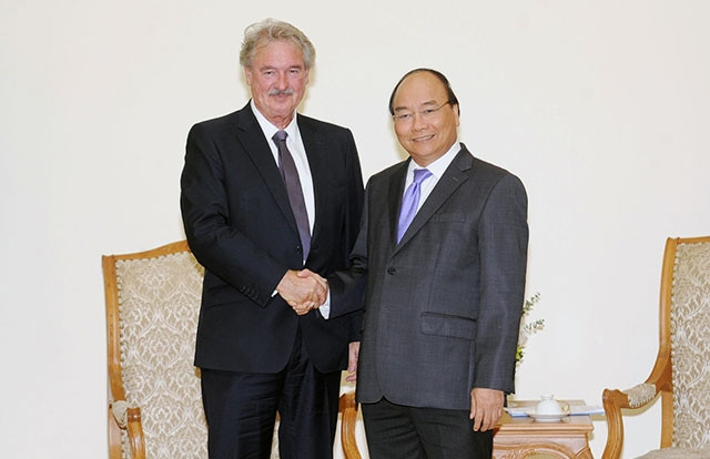 Thủ tướng Nguyễn Xuân Phúc với Bộ trưởng Ngoại giao và châu Âu Luých-xăm-bua. Ảnh: TRẦN HẢI