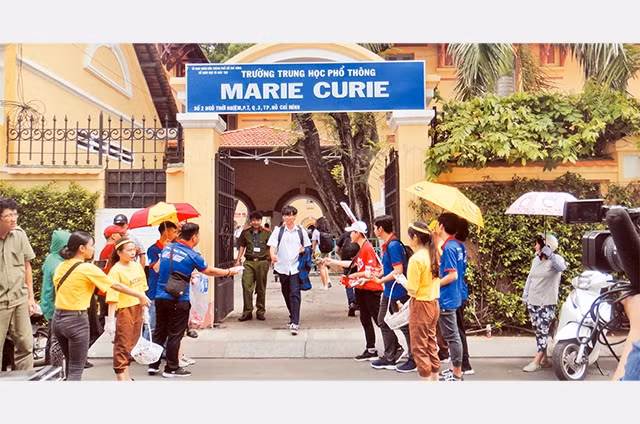 Các sinh viên tình nguyện tại điểm thi Trường THPT Marie Curie (quận 3) làm công tác hỗ trợ thí sinh.