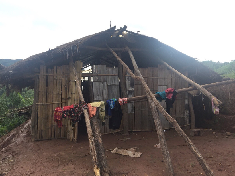 Ngôi nhà xiêu vẹo của gia đình Mùa A Chống.